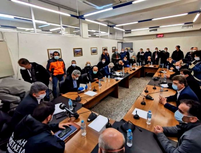 Χαρδαλιάς | Ο Υφυπουργός που "μαλώνει" πολίτες όταν δεν τηρούν τα μέτρα, συγκάλεσε σύσκεψη σε ασφυκτικά γεμάτη αίθουσα!
