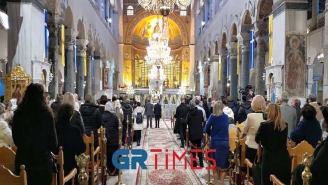 Κορωνοϊός - Θεσσαλονίκη | Εισαγγελική παρέμβαση για τον ιερέα που έβαλε πιστούς χωρίς μάσκα στον Άγιο Δημήτριο