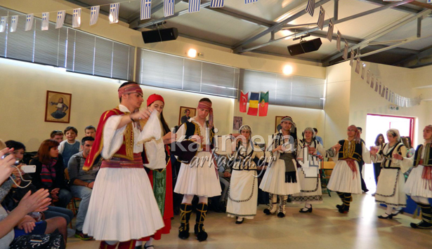 Εντυπωσιάστηκαν οι ξένοι μαθητές από τους Ελληνικούς παραδοσιακούς χορούς στην Τρίπολη (vd)!