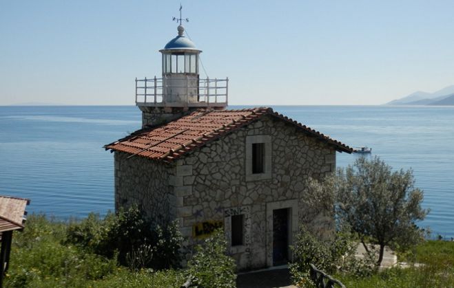 Να επαναλειτουργήσει και να αξιοποιηθεί ο πέτρινος Φάρος στο λόφο «Νησί» στο Παράλιο