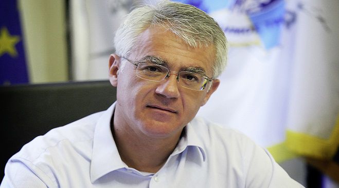 &Tau;&eta;&nu; &Pi;έ&mu;&pi;&tau;&eta; &eta; &kappa;&epsilon;&nu;&tau;&rho;&iota;&kappa;ή &omicron;&mu;&iota;&lambda;ί&alpha; &tau;&omicron;&upsilon; &Gamma;&iota;ά&nu;&nu;&eta; &Sigma;&mu;&upsilon;&rho;&nu;&iota;ώ&tau;&eta; &sigma;&tau;&eta;&nu; &Tau;&rho;ί&pi;&omicron;&lambda;&eta;