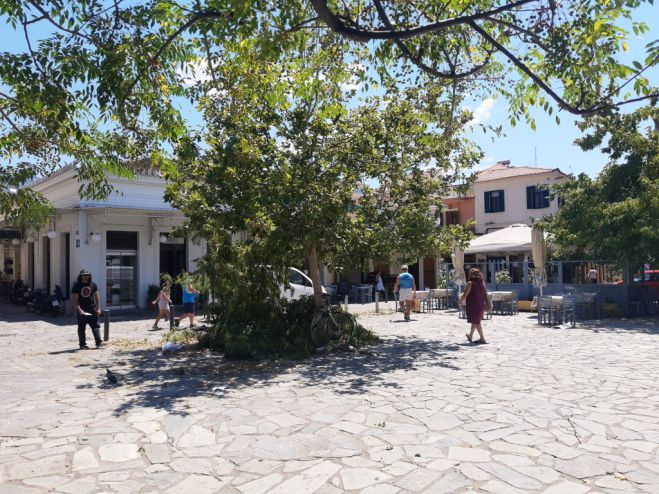 Ανεμοστρόβιλος &quot;χτύπησε&quot; την Καλαμάτα