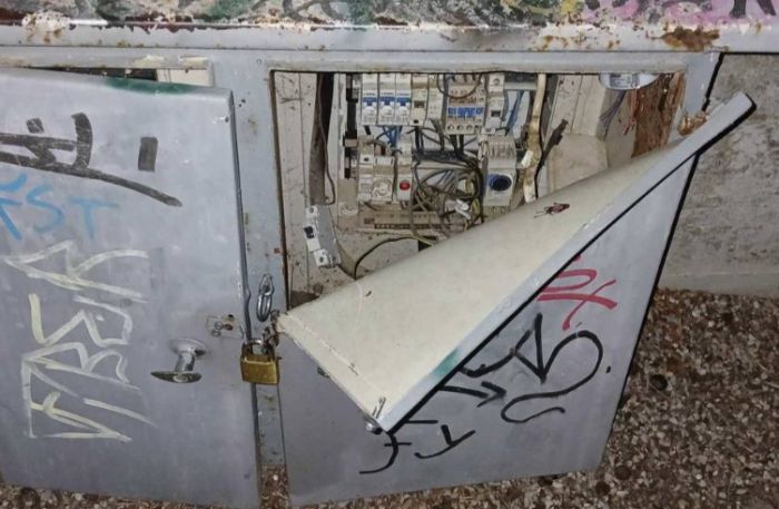 Σοβαροί βανδαλισμοί στην παιδική χαρά της Μεταμόρφωσης | Black out στην περιοχή - Έκοψαν καλώδια, κίνδυνος για θανατηφόρο ατύχημα