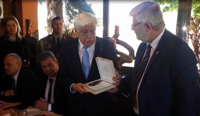 &Delta;ή&mu;&alpha;&rho;&chi;&omicron;&sigmaf; &sigma;&epsilon; &Pi;&rho;ό&epsilon;&delta;&rho;&omicron; &tau;&eta;&sigmaf; &Delta;&eta;&mu;&omicron;&kappa;&rho;&alpha;&tau;ί&alpha;&sigmaf;: &laquo;&Epsilon;&xi;&alpha;&iota;&rho;&epsilon;&tau;&iota;&kappa;ά &sigma;&upsilon;&mu;&beta;&omicron;&lambda;&iota;&kappa;ή &alpha;&lambda;&lambda;ά &kappa;&alpha;&iota; &sigma;&upsilon;&gamma;&kappa;&iota;&nu;&eta;&tau;&iota;&kappa;ή &eta; &pi;&alpha;&rho;&omicron;&upsilon;&sigma;ί&alpha; &sigma;&alpha;&sigmaf; &sigma;&tau;&omicron; &Chi;&rho;&upsilon;&sigma;&omicron;&beta;ί&tau;&sigma;&iota;&raquo; (vd)