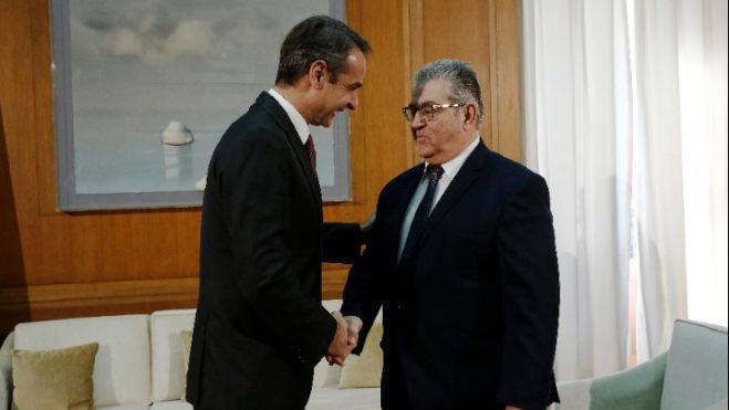 &Iota;&delta;&iota;&alpha;ί&tau;&epsilon;&rho;&alpha; &alpha;&nu;ή&sigma;&upsilon;&chi;&omicron;&sigmaf; &omicron; &Kappa;&omicron;&upsilon;&tau;&sigma;&omicron;ύ&mu;&pi;&alpha;&sigmaf; &tau;&omicron;&upsilon; &Kappa;&Kappa;&Epsilon;: "&Mu;&pi;&alpha;ί&nu;&omicron;&upsilon;&mu;&epsilon; &sigma;&tau;&eta; &delta;ί&nu;&eta; &epsilon;&xi;&epsilon;&lambda;ί&xi;&epsilon;&omega;&nu;. &Theta;&alpha; &tau;&eta;&nu; &pi;&lambda;&eta;&rho;ώ&sigma;&epsilon;&iota; &omicron; &epsilon;&lambda;&lambda;&eta;&nu;&iota;&kappa;ό&sigmaf; &lambda;&alpha;ό&sigmaf;" (vd)