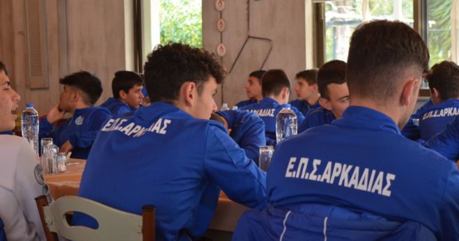 &Omicron;&iota; &Mu;&iota;&kappa;&tau;έ&sigmaf; &Epsilon;&Pi;&Sigma;&Alpha; έ&kappa;&omicron;&psi;&alpha;&nu; &tau;&eta;&nu; &pi;ί&tau;&alpha; &tau;&omicron;&upsilon;&sigmaf; (&epsilon;&iota;&kappa;ό&nu;&epsilon;&sigmaf;)