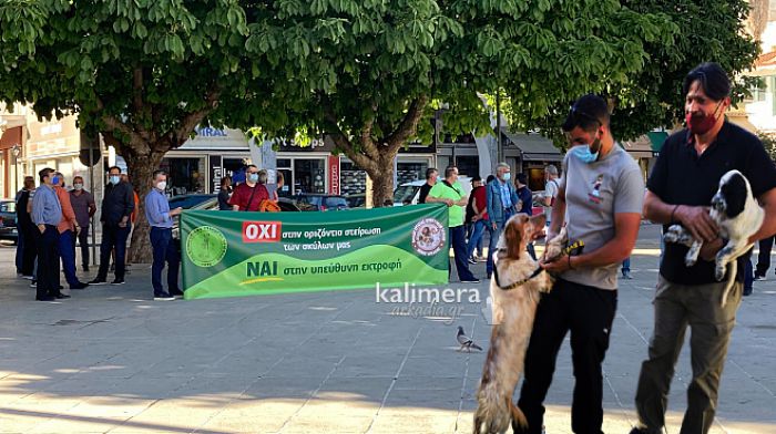 &Xi;&epsilon;&sigma;&eta;&kappa;ώ&theta;&eta;&kappa;&alpha;&nu; &omicron;&iota; &kappa;&upsilon;&nu;&eta;&gamma;&omicron;ί &sigma;&tau;&eta;&nu; &Tau;&rho;ί&pi;&omicron;&lambda;&eta;: "&Tau;&omicron; &nu;&omicron;&mu;&omicron;&sigma;&chi;έ&delta;&iota;&omicron; &epsilon;ί&nu;&alpha;&iota; &rho;&alpha;&tau;&sigma;&iota;&sigma;&tau;&iota;&kappa;ό. &Alpha;&upsilon;&tau;&omicron;ί &delta;&epsilon;&nu; &epsilon;ί&nu;&alpha;&iota; &phi;&iota;&lambda;ό&zeta;&omega;&omicron;&iota;. Ό&chi;&iota; &upsilon;&pi;&omicron;&chi;&rho;&epsilon;&omega;&tau;&iota;&kappa;ή &sigma;&tau;&epsilon;ί&rho;&omega;&sigma;&eta; &tau;&omega;&nu; &zeta;ώ&omega;&nu; &sigma;&upsilon;&nu;&tau;&rho;&omicron;&phi;&iota;ά&sigmaf;" (vd)
