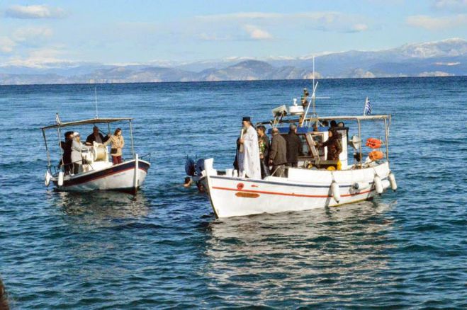 Ο Αγιασμός των Υδάτων στην Παραλία του Αγίου Ανδρέα (εικόνες)