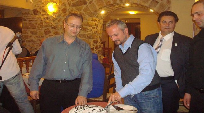 Έ&kappa;&omicron;&psi;&alpha;&nu; &pi;ί&tau;&alpha; &kappa;&alpha;&iota; &gamma;&lambda;έ&nu;&tau;&eta;&sigma;&alpha;&nu; &sigma;&tau;&eta; &Phi;&iota;&lambda;&alpha;&rho;&mu;&omicron;&nu;&iota;&kappa;ή (&epsilon;&iota;&kappa;ό&nu;&epsilon;&sigmaf;)!