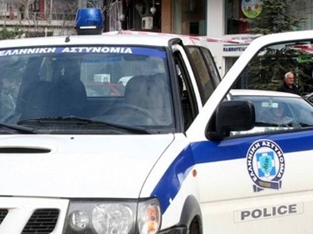 &Tau;&rho;&epsilon;&iota;&sigmaf; &alpha;&lambda;&beta;&alpha;&nu;&omicron;ύ&sigmaf; &sigma;&upsilon;&nu;έ&lambda;&alpha;&beta;&epsilon; &eta; &alpha;&sigma;&tau;&upsilon;&nu;&omicron;&mu;ί&alpha; &gamma;&iota;&alpha; &mu;&iota;&kappa;&rho;&omicron;&pi;&omicron;&sigma;ό&tau;&eta;&tau;&alpha; &kappa;ά&nu;&nu;&alpha;&beta;&eta;&sigmaf;