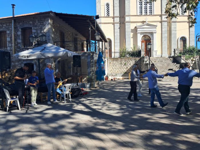 Τραπέζι από τον αντιδήμαρχο Κανελλόπουλο στους Προέδρους των Δημοτικών Κοινοτήτων - Γλέντι, τραγούδι και διασκέδαση! (εικόνες)