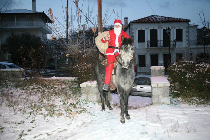 Ο Άγιος Βασίλης έφτασε με το ... άλογό του στο Λεβίδι! (εικόνες)