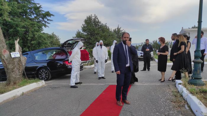 &Eta; &Tau;&rho;ί&pi;&omicron;&lambda;&eta; &alpha;&pi;&omicron;&chi;&alpha;&iota;&rho;έ&tau;&eta;&sigma;&epsilon; &tau;&omicron;&nu; &mu;&alpha;&kappa;&alpha;&rho;&iota;&sigma;&tau;ό &Alpha;&iota;&delta;&epsilon;&sigma;&iota;&mu;&omicron;&lambda;&omicron;&gamma;&iota;ώ&tau;&alpha;&tau;&omicron; &Pi;&rho;&omega;&tau;&omicron;&pi;&rho;&epsilon;&sigma;&beta;ύ&tau;&epsilon;&rho;&omicron; &Alpha;&lambda;έ&xi;&alpha;&nu;&delta;&rho;&omicron; &Pi;&alpha;&pi;&alpha;&delta;ό&pi;&omicron;&upsilon;&lambda;&omicron; (&epsilon;&iota;&kappa;ό&nu;&epsilon;&sigmaf;)