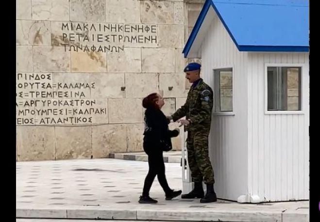 Συνελήφθη υπάλληλος της Βουλής – Προσπάθησε να γράψει υβριστικά συνθήματα στο Μνημείο του Άγνωστου Στρατιώτη