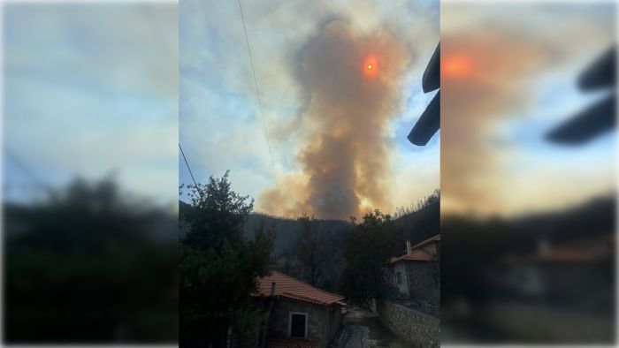 Μεγάλη αναζωπύρωση στο Μαυροβούνι Φενεού – Ήχησε το 112 για εκκένωση