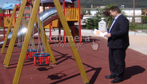 Ά&nu;&omicron;&iota;&xi;&epsilon; &epsilon;&pi;&iota;&tau;έ&lambda;&omicron;&upsilon;&sigmaf; &eta; &pi;&alpha;&iota;&delta;&iota;&kappa;ή &chi;&alpha;&rho;ά &ndash; &laquo;&kappa;ό&sigma;&mu;&eta;&mu;&alpha;&raquo; &sigma;&tau;&eta;&nu; &pi;&lambda;&alpha;&tau;&epsilon;ί&alpha; &Theta;&epsilon;&omicron;&kappa;&rho;ί&tau;&omicron;&upsilon; (&epsilon;&iota;&kappa;ό&nu;&epsilon;&sigmaf; &kappa;&alpha;&iota; &beta;ί&nu;&tau;&epsilon;&omicron;)