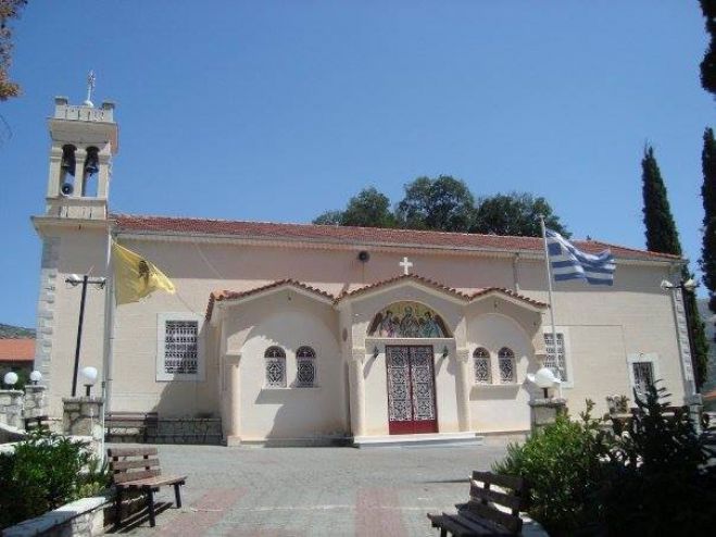 &Sigma;&tau;&omicron; &chi;&omega;&rho;&iota;ό &Lambda;&omicron;&upsilon;&kappa;ά &tau;&eta;&nu; &Kappa;&upsilon;&rho;&iota;&alpha;&kappa;ή &omicron; &Mu;&eta;&tau;&rho;&omicron;&pi;&omicron;&lambda;ί&tau;&eta;&sigmaf; &Chi;&rho;&upsilon;&sigma;ό&sigma;&tau;&omicron;&mu;&omicron;&sigmaf;
