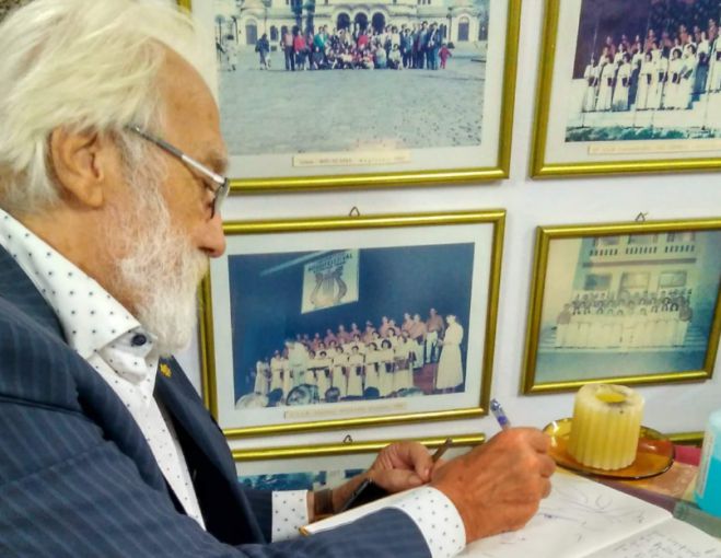 "&Eta; &phi;&omega;&nu;ή &pi;&omicron;&upsilon; &alpha;&phi;ή&nu;&epsilon;&iota;&sigmaf; &pi;ί&sigma;&omega; &sigma;&omicron;&upsilon;, &sigma;&pi;ά&epsilon;&iota; &tau;&eta; &sigma;&iota;&omega;&pi;ή &tau;&omicron;&upsilon; &theta;&alpha;&nu;ά&tau;&omicron;&upsilon; &kappa;&alpha;&iota; &theta;&alpha; &beta;&omicron;&upsilon;ί&zeta;&epsilon;&iota; &sigma;&tau;&alpha; &alpha;&phi;&tau;&iota;ά ό&lambda;&omega;&nu; &mu;&alpha;&sigmaf; &gamma;&iota;&alpha; έ&nu;&alpha; &omicron;&mu;&omicron;&rho;&phi;ό&tau;&epsilon;&rho;&omicron; &kappa;&alpha;&iota; &sigma;&omicron;&phi;ό&tau;&epsilon;&rho;&omicron; &kappa;ό&sigma;&mu;&omicron;"
