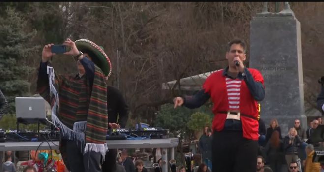 &Omicron;&upsilon;&gamma;&gamma;&alpha;&rho;έ&zeta;&omicron;&sigmaf;: "&Phi;έ&tau;&omicron;&sigmaf; &epsilon;ί&nu;&alpha;&iota; &tau;&omicron; &kappa;&alpha;&lambda;ύ&tau;&epsilon;&rho;&omicron; &Kappa;&alpha;&rho;&nu;&alpha;&beta;ά&lambda;&iota;, ό&chi;&iota; &tau;&eta;&sigmaf; &Tau;&rho;ί&pi;&omicron;&lambda;&eta;&sigmaf; ... &tau;&eta;&sigmaf; &Epsilon;&lambda;&lambda;ά&delta;&alpha;&sigmaf;"! (vd)