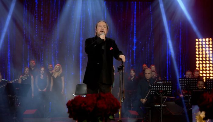 O &Gamma;&iota;ά&nu;&nu;&eta;&sigmaf; &Pi;ά&rho;&iota;&omicron;&sigmaf; &gamma;&iota;&omicron;&rho;&tau;ά&zeta;&epsilon;&iota; &tau;&omicron;&nu; έ&rho;&omega;&tau;&alpha; &sigma;&tau;&omicron; &laquo;&Sigma;&pi;ί&tau;&iota; &mu;&epsilon; &tau;&omicron; MEGA&raquo;