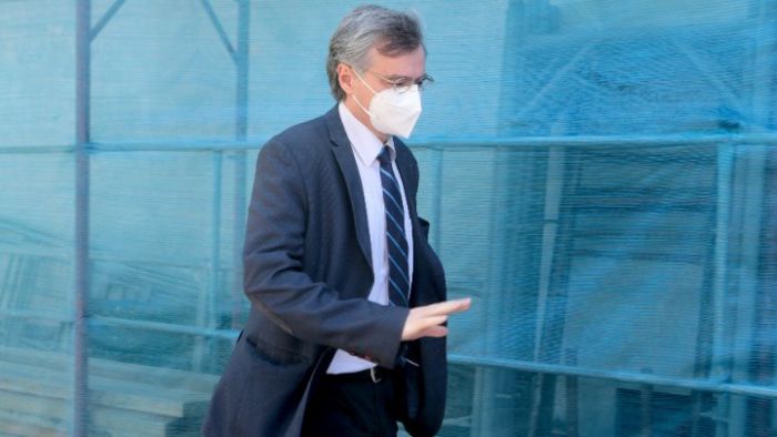 &Sigma;. &Tau;&sigma;&iota;ό&delta;&rho;&alpha;&sigmaf;: "37 &theta;&epsilon;&tau;&iota;&kappa;&omicron;ί &sigma;&tau;&omicron;&nu; &kappa;&omicron;&rho;&omicron;&nu;&omicron;ϊό, &alpha;&pi;ό &tau;&omicron;&upsilon;&sigmaf; 226 &alpha;&sigma;&theta;&epsilon;&nu;&epsilon;ί&sigmaf; &kappa;&alpha;&iota; &epsilon;&rho;&gamma;&alpha;&zeta;ό&mu;&epsilon;&nu;&omicron;&upsilon;&sigmaf; &sigma;&tau;&eta;&nu; &kappa;&lambda;&iota;&nu;&iota;&kappa;ή &sigma;&tau;&omicron; &Pi;&epsilon;&rho;&iota;&sigma;&tau;έ&rho;&iota;"