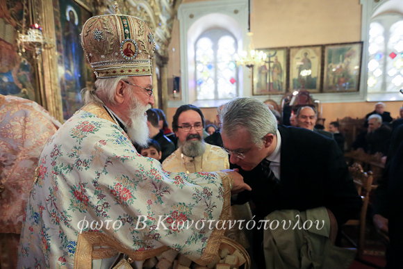 &Omicron; &epsilon;&omicron;&rho;&tau;&alpha;&sigma;&mu;ό&sigmaf; &tau;&omega;&nu; &Tau;&rho;&iota;ώ&nu; &Iota;&epsilon;&rho;&alpha;&rho;&chi;ώ&nu; &sigma;&tau;&eta;&nu; &Tau;&rho;ί&pi;&omicron;&lambda;&eta; (&epsilon;&iota;&kappa;ό&nu;&epsilon;&sigmaf;)