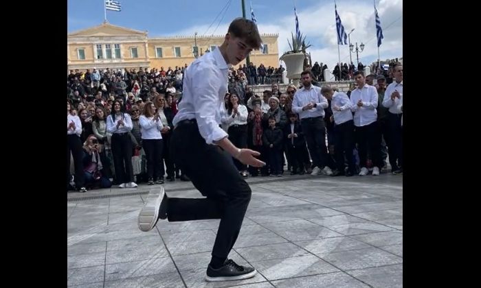 &Tau;&omicron; viral &zeta;&epsilon;ϊ&mu;&pi;έ&kappa;&iota;&kappa;&omicron; &sigma;&tau;&omicron; &Sigma;ύ&nu;&tau;&alpha;&gamma;&mu;&alpha;: &Omicron; &nu;&epsilon;&alpha;&rho;ό&sigmaf; &pi;&omicron;&upsilon; &laquo;έ&kappa;&lambda;&epsilon;&psi;&epsilon;&raquo; &tau;&eta;&nu; &pi;&alpha;&rho;ά&sigma;&tau;&alpha;&sigma;&eta; (vd)