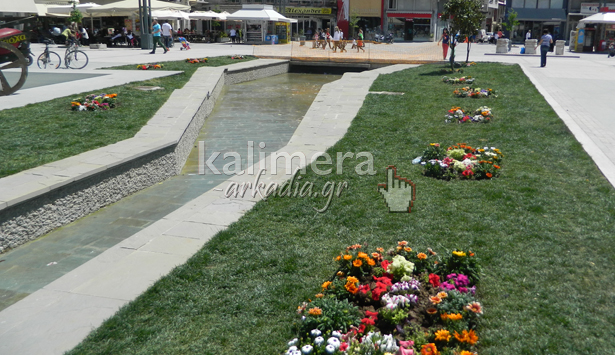 Πασχαλινό χρώμα δίνουν τα λουλούδια στην Πλατεία Πετρινού (εικόνες)