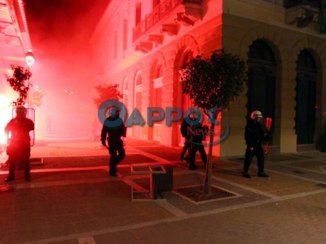 Επεισόδια &amp; προσαγωγές στην πορεία για τον Γρηγορόπουλο στην Καλαμάτα (vd)