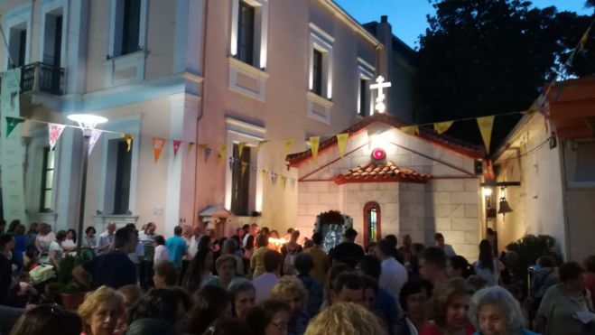 &Eta; &epsilon;&omicron;&rho;&tau;ή &tau;&eta;&sigmaf; &Alpha;&gamma;ί&alpha;&sigmaf; &Pi;&alpha;&rho;&alpha;&sigma;&kappa;&epsilon;&upsilon;ή&sigmaf; &sigma;&tau;&eta;&nu; &Tau;&rho;ί&pi;&omicron;&lambda;&eta; ... &mu;έ&sigma;&alpha; &alpha;&pi;ό &epsilon;&iota;&kappa;ό&nu;&epsilon;&sigmaf;!