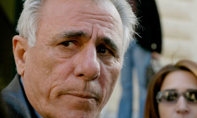 &Pi;έ&theta;&alpha;&nu;&epsilon; &omicron; &delta;&eta;&mu;&omicron;&sigma;&iota;&omicron;&gamma;&rho;ά&phi;&omicron;&sigmaf; &Sigma;&pi;ύ&rho;&omicron;&sigmaf; &Kappa;&alpha;&rho;&alpha;&tau;&zeta;&alpha;&phi;έ&rho;&eta;&sigmaf; - Ή&tau;&alpha;&nu; &alpha;&pi;ό &tau;&eta;&nu; &Pi;&omicron;&tau;&alpha;&mu;&iota;ά &Alpha;&rho;&kappa;&alpha;&delta;ί&alpha;&sigmaf;