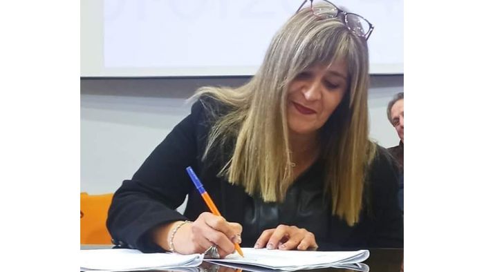 &Alpha;&nu;&alpha;&pi;&lambda;&eta;&rho;ώ&tau;&rho;&iota;&alpha; &Pi;&rho;ό&epsilon;&delta;&rho;&omicron;&sigmaf; &eta; &Epsilon;&iota;&rho;ή&nu;&eta; &Lambda;ί&gamma;&kappa;&rho;&eta; &sigma;&tau;&eta; &Delta;&eta;&mu;&omicron;&tau;&iota;&kappa;ή &Kappa;&omicron;&iota;&nu;ό&tau;&eta;&tau;&alpha; &Tau;&rho;ί&pi;&omicron;&lambda;&eta;&sigmaf;
