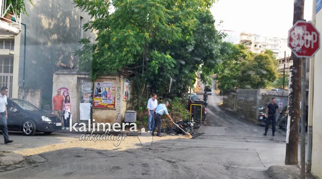 &Tau;&rho;ί&pi;&omicron;&lambda;&eta; - &Tau;&rho;&omicron;&chi;&alpha;ί&omicron; &sigma;&tau;&eta;&nu; &laquo;&Epsilon;&rho;&upsilon;&theta;&rho;&omicron;ύ &Sigma;&tau;&alpha;&upsilon;&rho;&omicron;ύ&raquo; &mu;&epsilon; &alpha;&upsilon;&tau;&omicron;&kappa;ί&nu;&eta;&tau;&omicron; &kappa;&alpha;&iota; &mu;&omicron;&tau;&omicron;&sigma;&iota;&kappa;&lambda;έ&tau;&alpha; (&epsilon;&iota;&kappa;ό&nu;&epsilon;&sigmaf;)