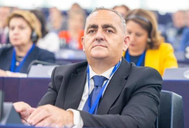 &Phi;&rho;έ&nu;&tau;&iota; &Mu;&pi;&epsilon;&lambda;έ&rho;&eta;&sigmaf; | &Alpha;&phi;έ&theta;&eta;&kappa;&epsilon; &epsilon;&lambda;&epsilon;ύ&theta;&epsilon;&rho;&omicron;&sigmaf; &alpha;&pi;ό &tau;&iota;&sigmaf; &alpha;&lambda;&beta;&alpha;&nu;&iota;&kappa;έ&sigmaf; &Alpha;&rho;&chi;έ&sigmaf; &omicron; &epsilon;&upsilon;&rho;&omega;&beta;&omicron;&upsilon;&lambda;&epsilon;&upsilon;&tau;ή&sigmaf;