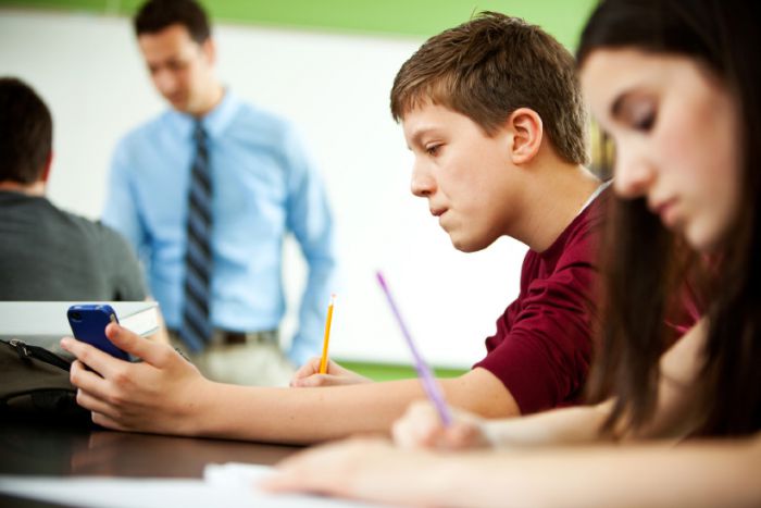 Κινητά … «τέλος» σε ΌΛΑ τα σχολεία!