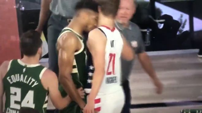 NBA | &Omicron; &Alpha;&nu;&tau;&epsilon;&tau;&omicron;&kappa;&omicron;ύ&mu;&pi;&omicron; έ&rho;&iota;&xi;&epsilon; ... &kappa;&omicron;&upsilon;&tau;&omicron;&upsilon;&lambda;&iota;ά &kappa;&alpha;&iota; &alpha;&pi;&omicron;&beta;&lambda;ή&theta;&eta;&kappa;&epsilon;! (vd)