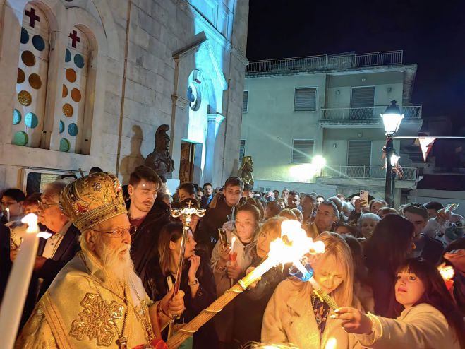 &laquo;&Delta;&epsilon;ῦ&tau;&epsilon; &lambda;ά&beta;&epsilon;&tau;&epsilon; &phi;ῶ&sigmaf;&raquo; | &Eta; &sigma;&tau;&iota;&gamma;&mu;ή &tau;&eta;&sigmaf; &Alpha;&nu;ά&sigma;&tau;&alpha;&sigma;&eta;&sigmaf; &sigma;&tau;&eta;&nu; &Tau;&rho;ί&pi;&omicron;&lambda;&eta; (&epsilon;&iota;&kappa;ό&nu;&epsilon;&sigmaf; - &beta;ί&nu;&tau;&epsilon;&omicron;)