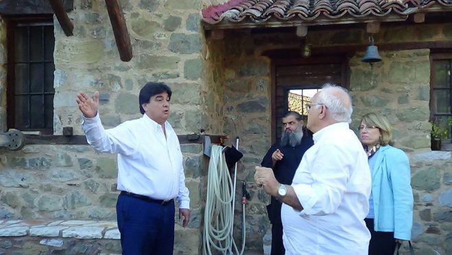 &Beta;.&Gamma;&iota;&alpha;&nu;&nu;&alpha;&kappa;&omicron;ύ&rho;&alpha;&sigmaf;: "&Upsilon;&pi;ά&rho;&chi;&omicron;&upsilon;&nu; &kappa;. &Nu;ί&kappa;&alpha; ή&delta;&eta; &epsilon;&nu;&tau;&alpha;&gamma;&mu;έ&nu;&alpha; έ&rho;&gamma;&alpha; &kappa;&alpha;&iota; &epsilon;&xi;&alpha;&sigma;&phi;&alpha;&lambda;&iota;&sigma;&mu;έ&nu;&alpha; &chi;&rho;ή&mu;&alpha;&tau;&alpha; &gamma;&iota;&alpha; &tau;&iota;&sigmaf; &Mu;&omicron;&nu;έ&sigmaf; &Phi;&iota;&lambda;&omicron;&sigma;ό&phi;&omicron;&upsilon; &kappa;&alpha;&iota; &Alpha;&iota;&mu;&upsilon;&alpha;&lambda;ώ&nu;"