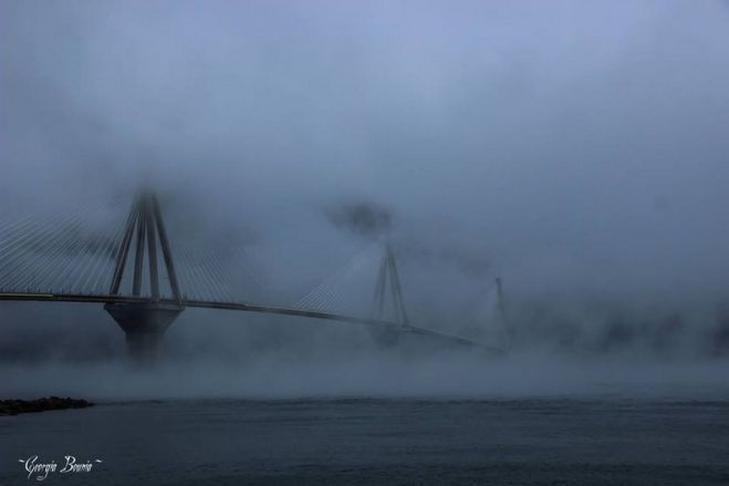 Χάθηκε στην ... ομίχλη η γέφυρα Ρίου - Αντιρρίου! (εικόνες)