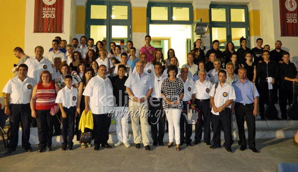 &Mu;&epsilon; &mu;&epsilon;&lambda;&omega;&delta;ί&epsilon;&sigmaf; &kappa;&alpha;&iota; &tau;&rho;&alpha;&gamma;&omicron;ύ&delta;&iota;&alpha; &laquo;&pi;&lambda;&eta;&mu;&mu;ύ&rho;&iota;&sigma;&epsilon;&raquo; &eta; &Pi;&lambda;&alpha;&tau;&epsilon;ί&alpha; &Pi;&epsilon;&tau;&rho;&iota;&nu;&omicron;ύ! (&epsilon;&iota;&kappa;ό&nu;&epsilon;&sigmaf; &kappa;&alpha;&iota; &beta;ί&nu;&tau;&epsilon;&omicron;)