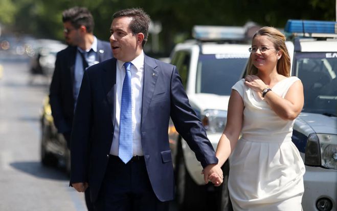 Χέρι - χέρι με τη Γορτύνια σύζυγό του ο Υφυπουργός Κοινωνικής Ασφάλισης, Νότης Μηταράκης!