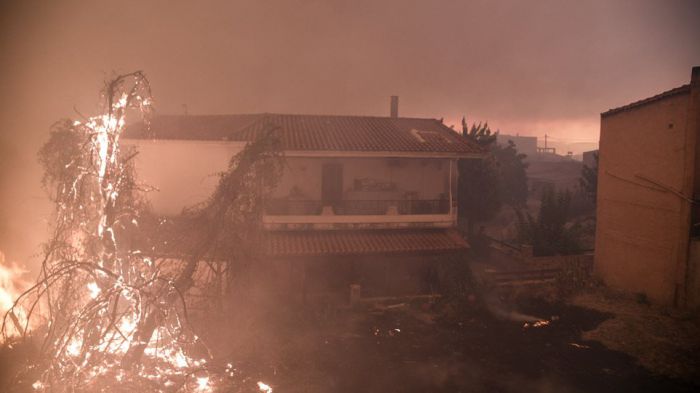 Συγκλονιστικές εικόνες από τη φωτιά στην Εύβοια | Στις αυλές των σπιτιών οι φλόγες