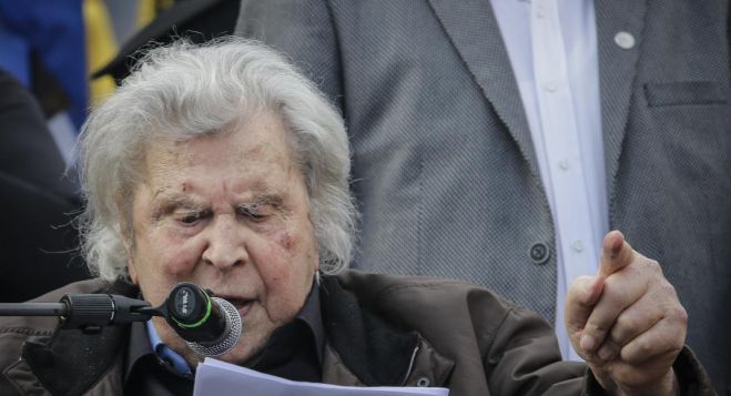 Μίκης: &quot;Μην παίζετε με τον Λαό. Μην αφήνετε να σπέρνουν ανέμους με η χωρίς γραβάτες&quot;