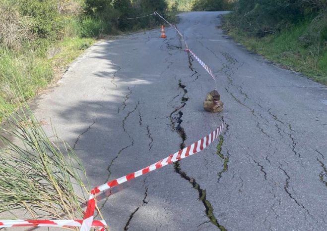 Γορτυνία | Καθίζηση στο δρόμο από Μαυράδες προς Αετορράχη (εικόνες)