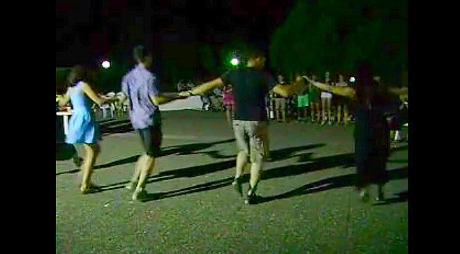 &Gamma;&lambda;έ&nu;&tau;&iota; &kappa;&alpha;&iota; &chi;&omicron;&rho;ό&sigmaf; &sigma;&tau;&omicron; &pi;&alpha;&nu;&eta;&gamma;ύ&rho;&iota; &tau;&omicron;&upsilon; &Alpha;&rho;&kappa;&alpha;&delta;&iota;&kappa;&omicron;ύ &Chi;&omega;&rho;&iota;&omicron;ύ! (vd)