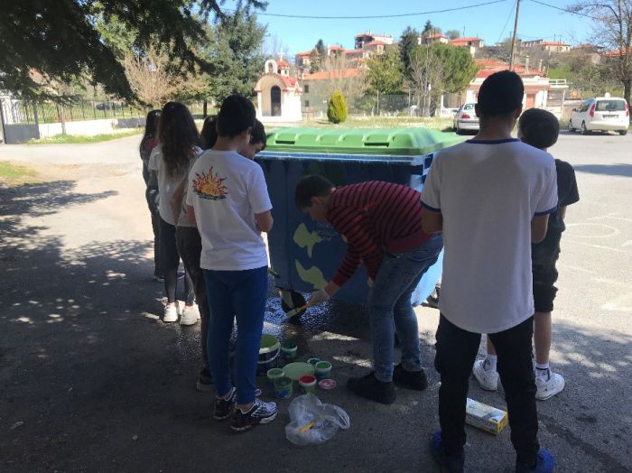 Μαθητές του γυμνασίου Λεβιδίου ζωγράφισαν τον κάδο ανακύκλωσης του σχολείου