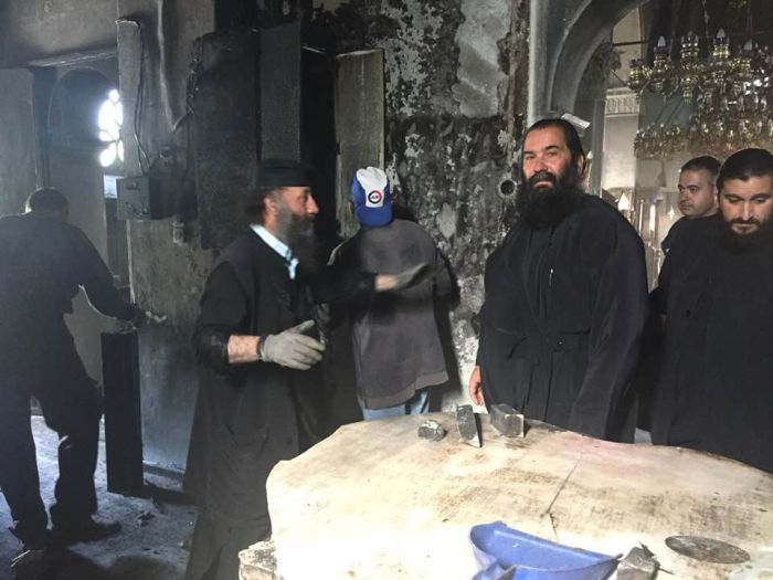 Κληρικοί και λαϊκοί καθάρισαν εθελοντικά την εκκλησία που κάηκε στην Κανδήλα (εικόνες)