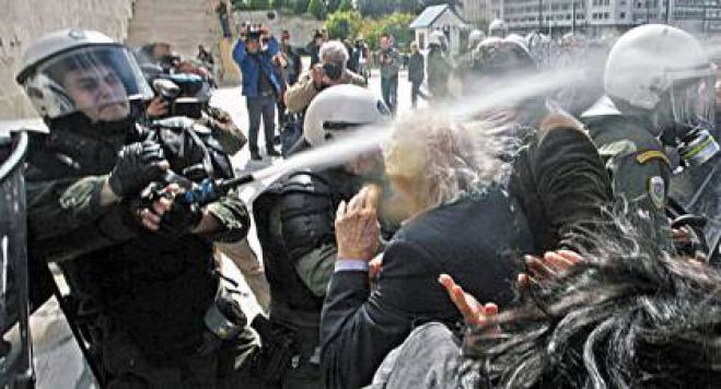 Αρκαδία – Οι υπάλληλοι της Περιφέρειας καταγγέλλουν την επίθεση των ΜΑΤ σε συνταξιούχους!