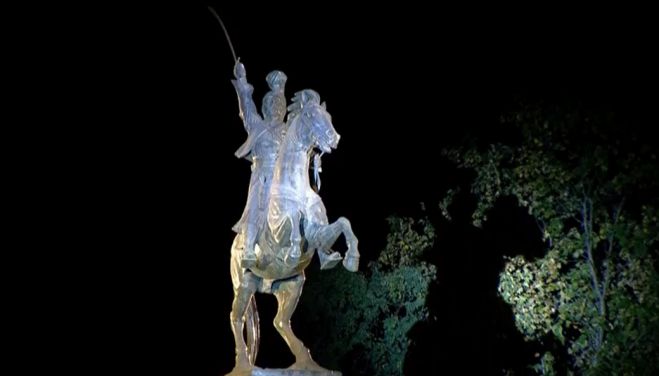 Live &eta; &mu;&omicron;&upsilon;&sigma;&iota;&kappa;&omicron;&theta;&epsilon;&alpha;&tau;&rho;&iota;&kappa;ή &pi;&alpha;&rho;ά&sigma;&tau;&alpha;&sigma;&eta; &gamma;&iota;&alpha; &tau;&eta;&nu; Ά&lambda;&omega;&sigma;&eta; &sigma;&tau;&eta;&nu; &Pi;&lambda;&alpha;&tau;&epsilon;ί&alpha; Ά&rho;&epsilon;&omega;&sigmaf;!
