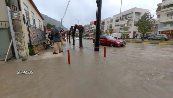 Ποτάμια οι δρόμοι στο Ναύπλιο (εικόνες)